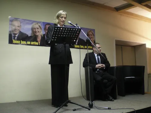 Marine_Le_Pen_and_Steeve_Briois_-_Henin-Beaumont extrême droite