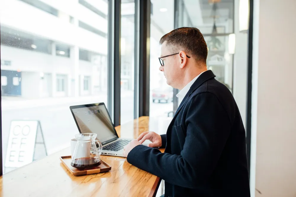 linkedin-sales-solutions-nQ9-H3-eEww-unsplash linkedin